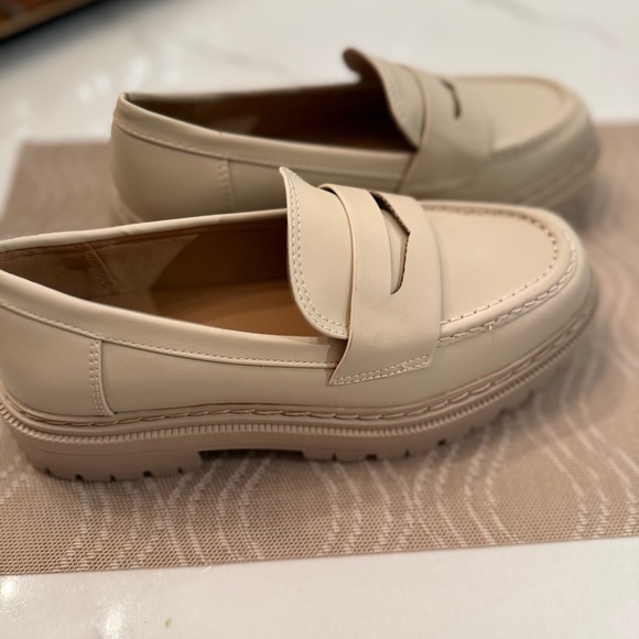 Elegant Cream Loafers for Women - Picture 2 of 7